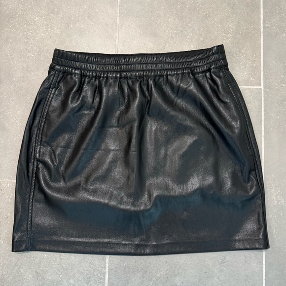 Aritzia Babaton black faux leather skirt with pockets - Picture 1 of 3